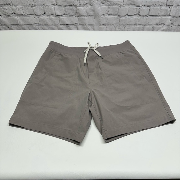 Vuori Men's Tan Flat Front meta easy Shorts size L NWOT - Picture 3 of 11